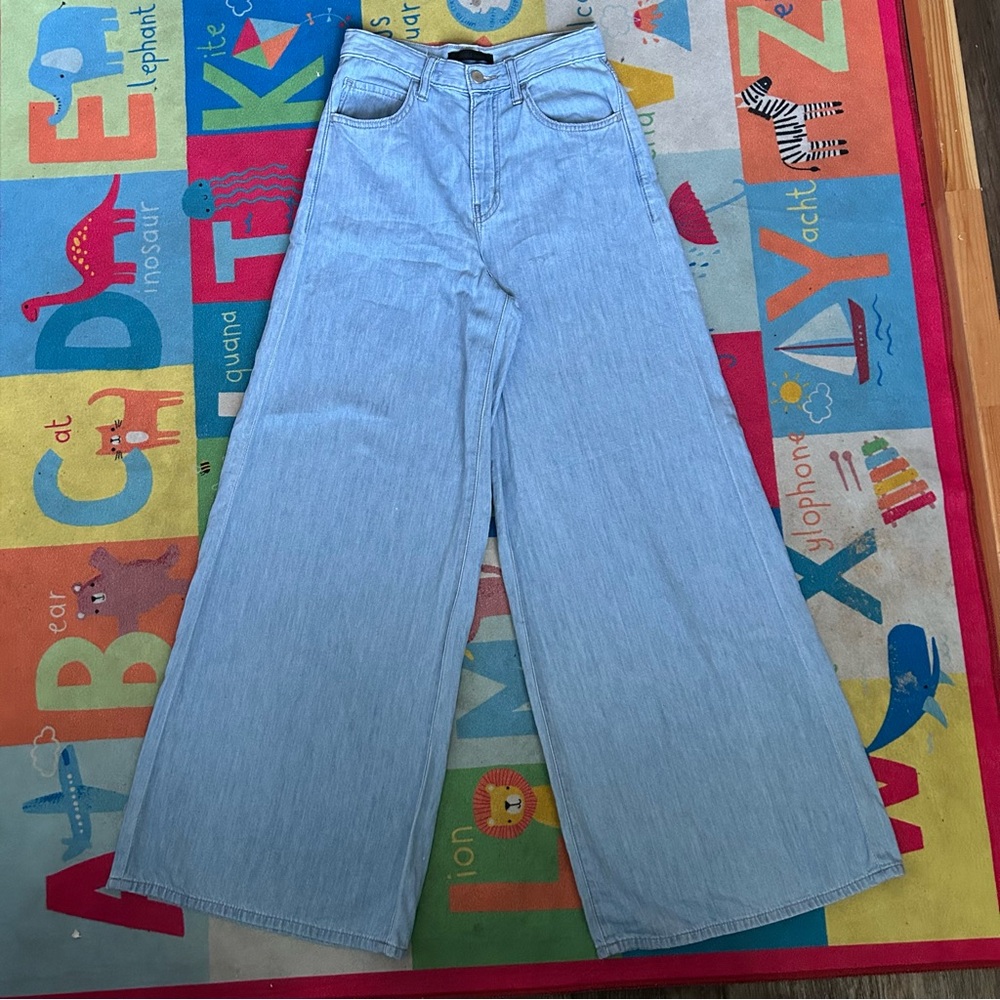 Uniqlo Drapey Wide Flare Leg Jeans Light Blue Denim 23 Minimalist Chic Loose HR